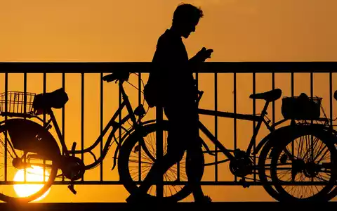 Die Beziehung immer in der Hosentasche? Manche entwickeln romantische Gefühle für Chatbots. (Symbolbild) - Foto: Gregor Fischer/dpa