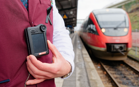 Rund ein Drittel der Kundenbetreuer bei der Deutschen Bahn haben sich eine Bodycam aushändigen lassen. (Symbolbild) - Foto: Uwe Anspach/dpa