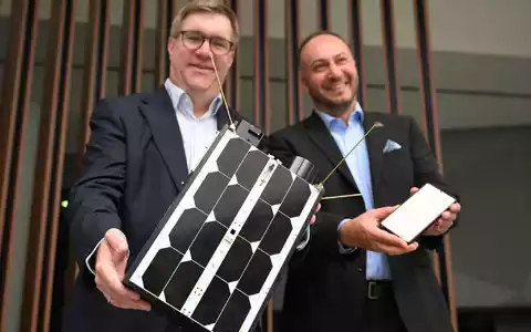 Demonstrativ gute Laune von O2-Manager Jörg Kablitz und OQ-Chef Omar Qaise, die bei der Vorstellung ihres Vorhabens ein Modell eines Satelliten dabeihatten.  - Foto: Wolf von Dewitz/dpa