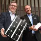 Demonstrativ gute Laune von O2-Manager Jörg Kablitz und OQ-Chef Omar Qaise, die bei der Vorstellung ihres Vorhabens ein Modell eines Satelliten dabeihatten.  - Bild: Wolf von Dewitz/dpa