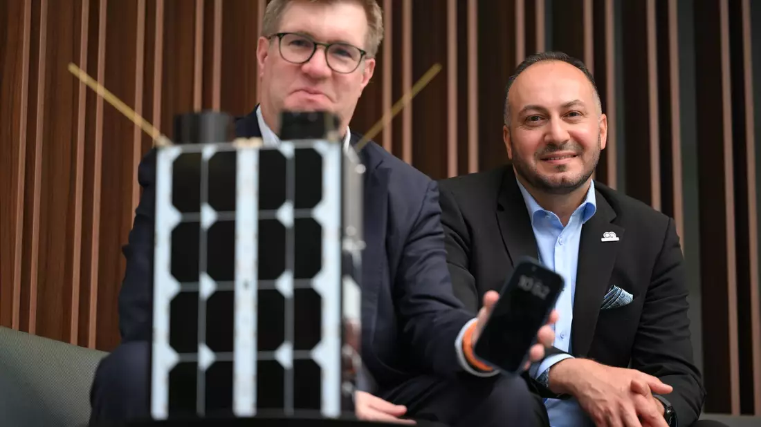 O2-Manager Jörg Kablitz und OQ-Chef Omar Qaise hoffen auf gute Verbindungen mit dem Weltall. - Bild: Wolf von Dewitz/dpa