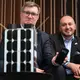 O2-Manager Jörg Kablitz und OQ-Chef Omar Qaise hoffen auf gute Verbindungen mit dem Weltall. - Bild: Wolf von Dewitz/dpa