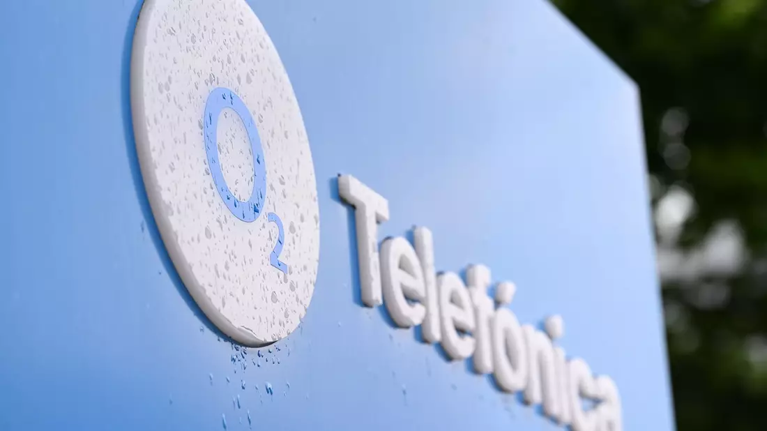 O2-Logo am Düsseldorfer Standort des Telekommunikationsanbieters - dort war bis 2014 die E-Plus-Zentrale. - Bild: Wolf von Dewitz/dpa