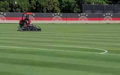 Auf dem Trainingsplatz der DFB-Elf wird der Rasen gemäht.  - Bild: Jan Woitas/dpa