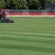 Auf dem Trainingsplatz der DFB-Elf wird der Rasen gemäht.  - Bild: Jan Woitas/dpa