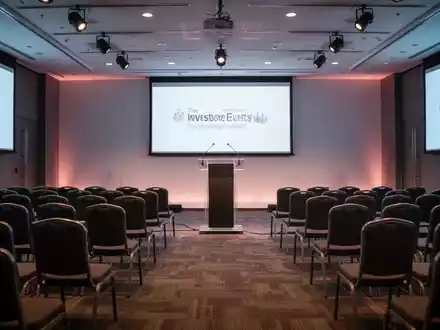 Ein moderner Konferenzraum, vorbereitet für einen Anlegerabend, mit Podium und Sitzreihen. - Foto: über boerse-global.de