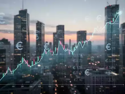 Eine stilisierte Grafik zeigt einen Aktienkursrückgang mit digitalen Finanzdaten und Euro-Symbolen vor einer unscharfen Stadtlandschaft bei Dämmerung. - Foto: über boerse-global.de