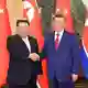 Der nordkoreanische Machthaber Kim Jong Un (l) trifft den chinesischen Präsidenten Xi Jinping in der Großen Halle des Volkes. (Archivfoto) - Bild: Huang Jingwen/XinHua/dpa