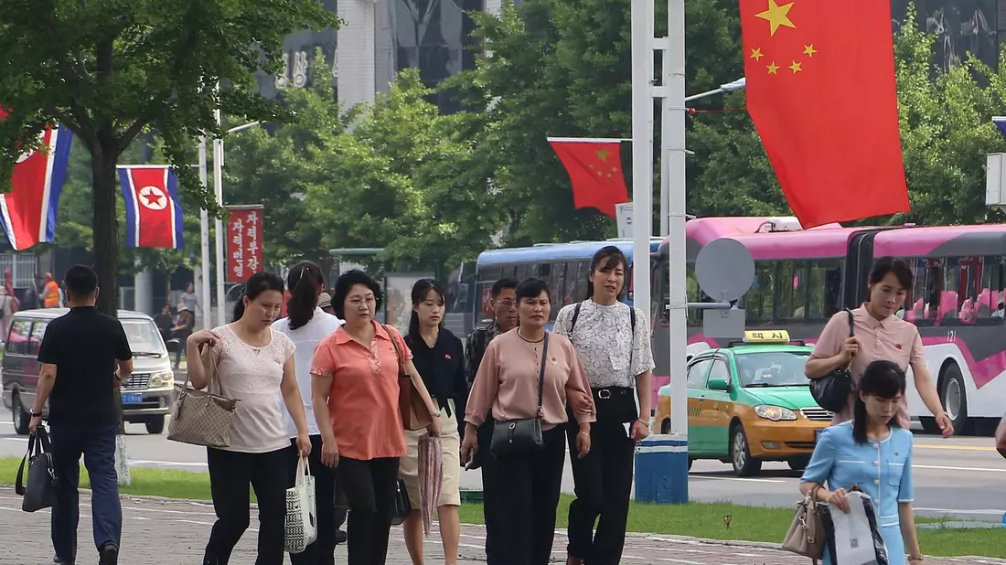 In der nordkoreanischen Hauptstadt Pjöngjang wurden anlässlich des Staatsbesuchs Fahnen von Nordkorea und China aufgehängt. - Bild: Cha Song Ho/AP/dpa