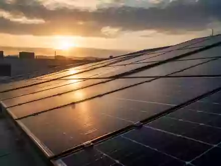 Solarmodule auf einem modernen Dach bei Sonnenaufgang, die das Zusammenspiel von Sonnenlicht und Schatten hervorheben. - Foto: über boerse-global.de