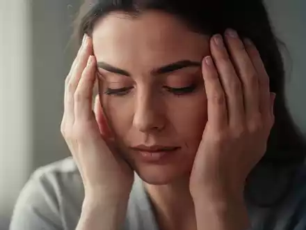Hände, die sanft einen Kopf umfassen, um Ruhe und Nachdenklichkeit in einem Moment des mentalen Stresses darzustellen. - Foto: über boerse-global.de