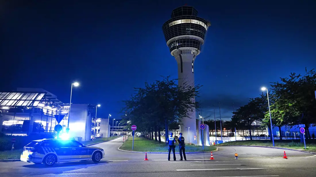 Wegen Feueralarms wurde der Flughafen-Tower evakuiert. - Bild: Sven Hoppe/dpa