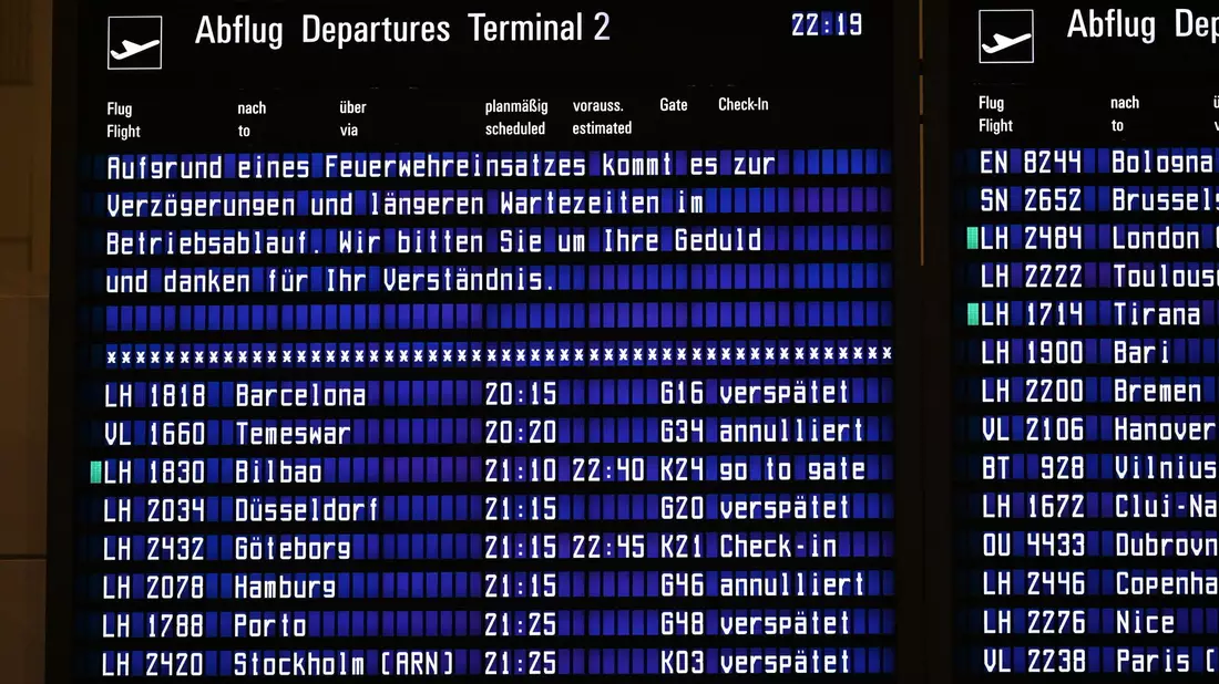 Die Anzeigetafeln des Flughafens informierten die Reisenden über verspätete und annullierte Flüge. - Bild: Sven Hoppe/dpa