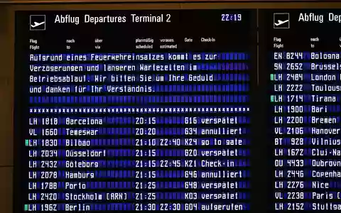 Die Anzeigetafeln des Flughafens informierten die Reisenden über verspätete und annullierte Flüge. - Bild: Sven Hoppe/dpa