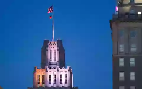 Auf einem Hochhaus in Winston-Salem weht unter der US-Fahne eine deutsche Fahne.  - Bild: Jan Woitas/dpa