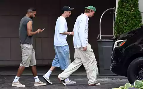 Jonathan Tah, Kai Havertz und Nick Woltemade gehen in Chicago spazieren.  - Bild: Federico Gambarini/dpa