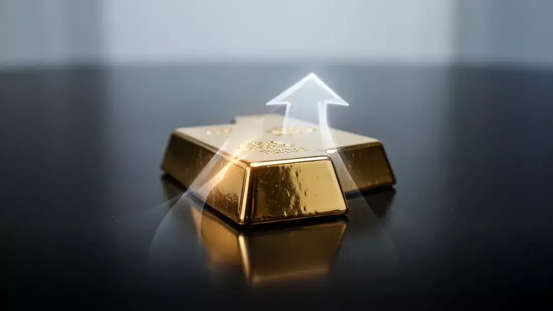 Gold Hovers Near $4,352 as Market Awaits CPI and Fed Decision