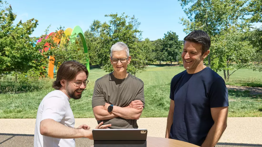 Anton Baranov (l) zeigte seine App sowohl Apple-Chef Tim Cook (M) als auch dessen designiertem Nachfolger John Ternus. - Bild: -/Apple/dpa