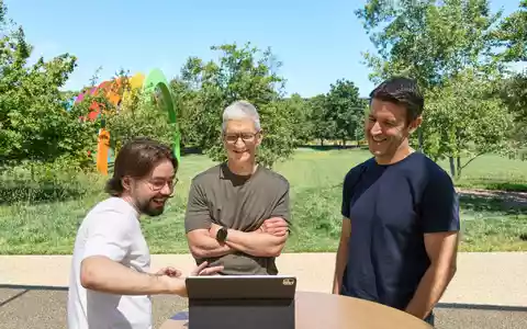 Anton Baranov (l) zeigte seine App sowohl Apple-Chef Tim Cook (M) als auch dessen designiertem Nachfolger John Ternus. - Bild: -/Apple/dpa