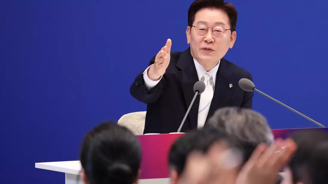 Bei seiner Pressekonferenz zum 1. Jahrestag seiner Amtseinführung äußerte sich Südkoreas Präsident Lee Jae Myung zum Skandal rund um die kürzlich abgehaltenen Regionalwahlen im Land. - Bild: -/YNA/dpa