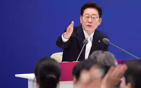 Bei seiner Pressekonferenz zum 1. Jahrestag seiner Amtseinführung äußerte sich Südkoreas Präsident Lee Jae Myung zum Skandal rund um die kürzlich abgehaltenen Regionalwahlen im Land. - Bild: -/YNA/dpa