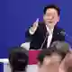 Bei seiner Pressekonferenz zum 1. Jahrestag seiner Amtseinführung äußerte sich Südkoreas Präsident Lee Jae Myung zum Skandal rund um die kürzlich abgehaltenen Regionalwahlen im Land. - Bild: -/YNA/dpa
