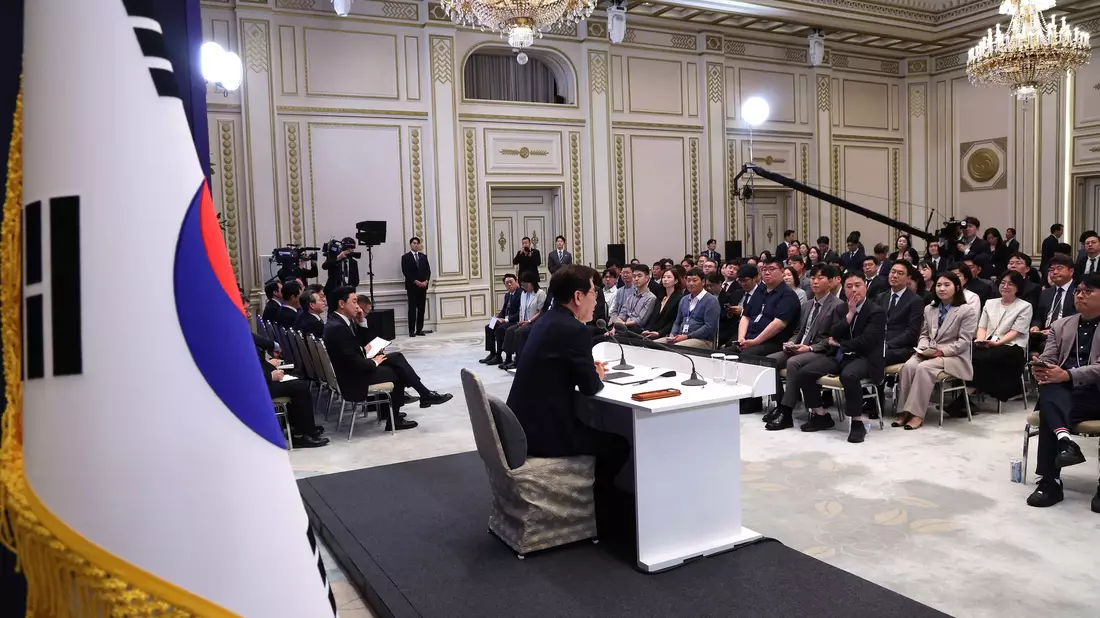 Der südkoreanische Präsident Lee Jae Myung hat zum einjährigen Amtsantritt eine knapp dreistündige Pressekonferenz gegeben. - Bild: Chung Sung-Jun/Pool Getty Images/AP/dpa