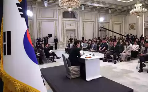 Der südkoreanische Präsident Lee Jae Myung hat zum einjährigen Amtsantritt eine knapp dreistündige Pressekonferenz gegeben. - Bild: Chung Sung-Jun/Pool Getty Images/AP/dpa