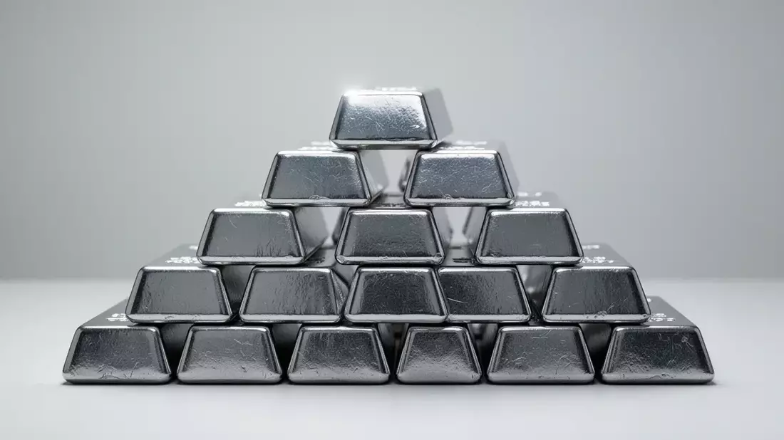 Silver Near Oversold: Deficit Debate and Divergent Analyst Forecasts
