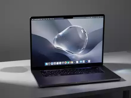 A modern MacBook Pro displaying the macOS Liquid Glass interface with refined transparency and shadow effects on its screen. - Foto: über boerse-global.de
