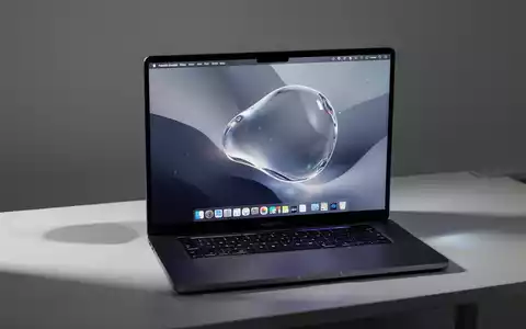 A modern MacBook Pro displaying the macOS Liquid Glass interface with refined transparency and shadow effects on its screen. - Foto: über boerse-global.de