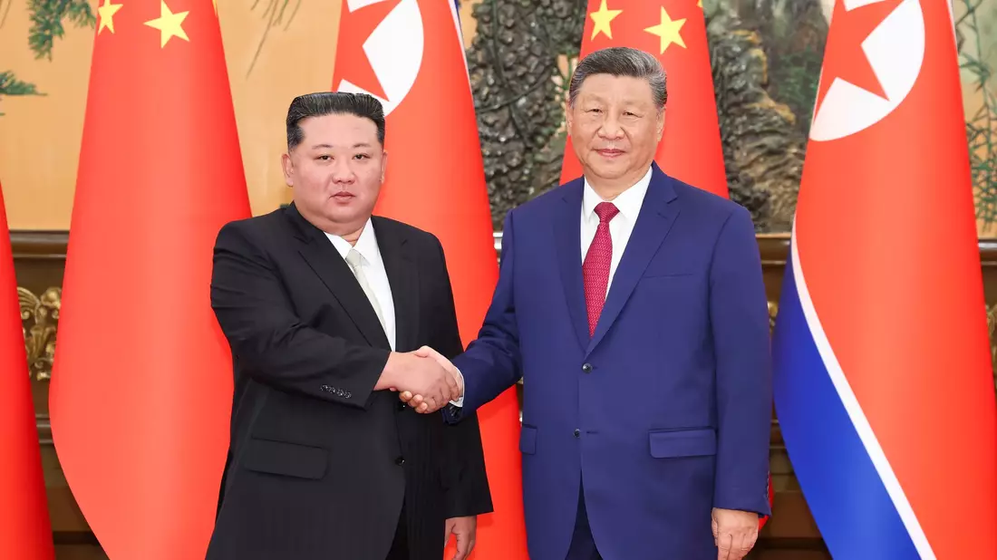 Der nordkoreanische Machthaber Kim Jong Un (l) trifft den chinesischen Präsidenten Xi Jinping in der Großen Halle des Volkes. (Archivfoto) - Bild: Huang Jingwen/XinHua/dpa