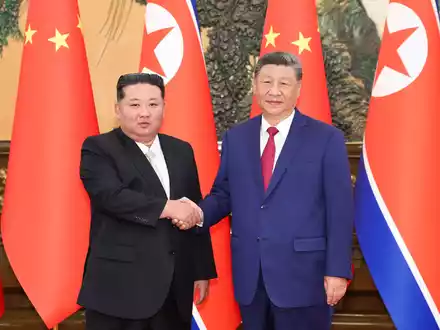 Der nordkoreanische Machthaber Kim Jong Un (l) trifft den chinesischen Präsidenten Xi Jinping in der Großen Halle des Volkes. (Archivfoto) - Foto: Huang Jingwen/XinHua/dpa