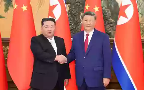 Der nordkoreanische Machthaber Kim Jong Un (l) trifft den chinesischen Präsidenten Xi Jinping in der Großen Halle des Volkes. (Archivfoto) - Bild: Huang Jingwen/XinHua/dpa