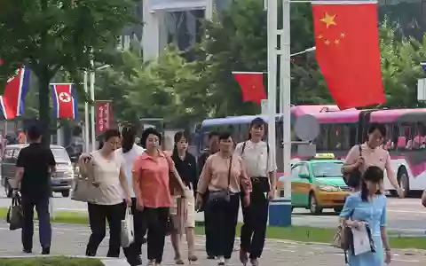 In der nordkoreanischen Hauptstadt Pjöngjang wurden anlässlich des Staatsbesuchs Fahnen von Nordkorea und China aufgehängt. - Bild: Cha Song Ho/AP/dpa