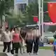 In der nordkoreanischen Hauptstadt Pjöngjang wurden anlässlich des Staatsbesuchs Fahnen von Nordkorea und China aufgehängt. - Bild: Cha Song Ho/AP/dpa