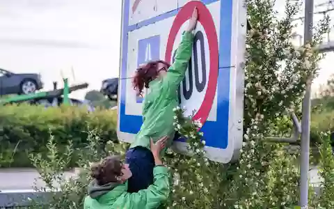 Weg mit der blauen unverbindlichen Zahl 130, die für die Richtgeschwindigkeit steht, und rauf mit dem 100-Stundenkilometer-Tempolimit. - Bild: Benjamin Westhoff/dpa