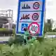 Auf Autobahnen gilt ... ein Tempo-100-Tempolimit? So zumindest wollen es Greenpeace-Aktivistinnen, hier bei der Aktion am Montagmorgen in Aachen.  - Bild: Benjamin Westhoff/dpa