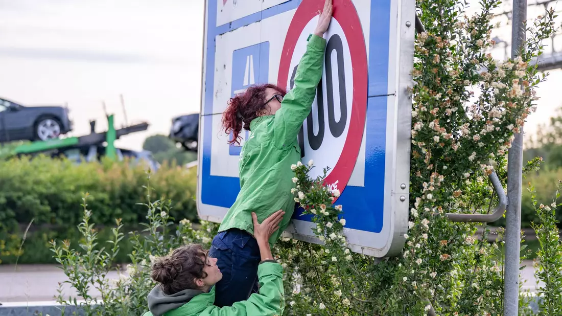Weg mit der blauen unverbindlichen Zahl 130, die für die Richtgeschwindigkeit steht, und rauf mit dem 100-Stundenkilometer-Tempolimit. - Bild: Benjamin Westhoff/dpa