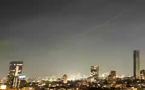 Der Iran hat am späten Sonntagabend Israel wieder mit Raketen angegriffen.  - Bild: Ohad Zwigenberg/AP/dpa