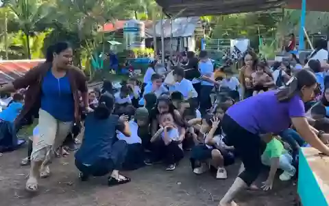 Vielerorts war es der erste Schultag auf den Philippinen. - Bild: Uncredited/DepEd Mahayahay Elementary School via AP/dpa