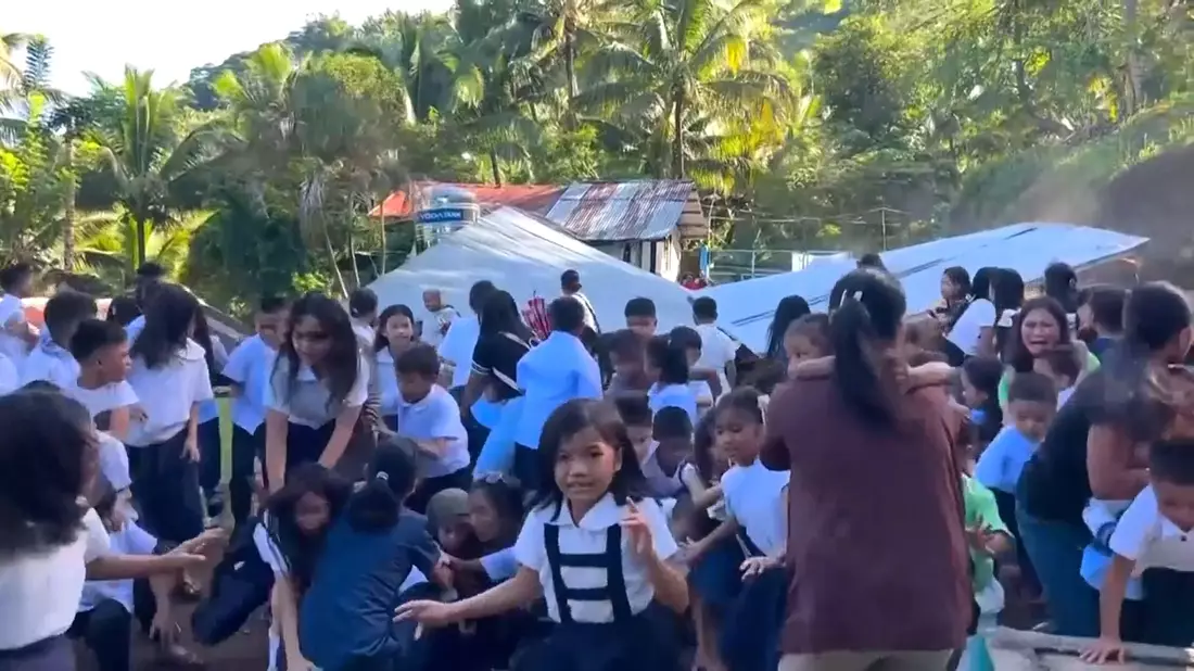 Auch viele Schüler waren von dem Beben betroffen. - Bild: Uncredited/DepEd Mahayahay Elementary School via AP/dpa