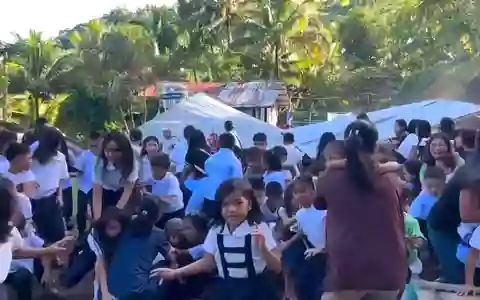 Auch viele Schüler waren von dem Beben betroffen. - Bild: Uncredited/DepEd Mahayahay Elementary School via AP/dpa