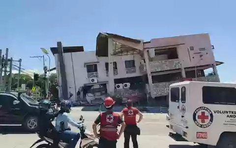 Die Heftigkeit der Erdstöße ließ ganze Häuser kippen. - Bild: Uncredited/Philippine Red Cross via AP/dpa
