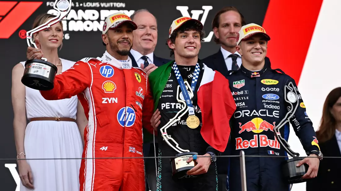 Lewis Hamilton ist älter als Monaco-Sieger Kimi Antonelli (M) und der Dritte Isack Hadjar (r) zusammen. - Bild: Philippe Magoni/AP/dpa