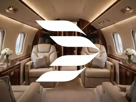 Luxuriöses Interieur einer Privatjet-Kabine mit eleganten Designelementen und hochwertigen Materialien. - Foto: über boerse-global.de