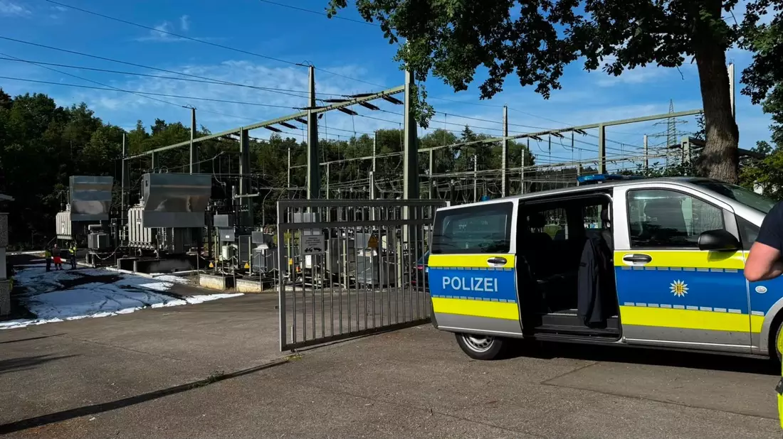 Die Polizei ermittelt nach dem Brand in einem Umspannwerk. - Bild: Christoph Schmidt/dpa