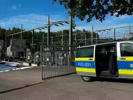 Die Polizei ermittelt nach dem Brand in einem Umspannwerk. - Foto: Christoph Schmidt/dpa