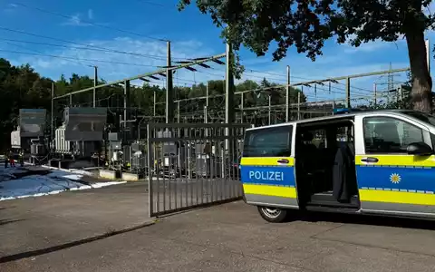 Die Polizei ermittelt nach dem Brand in einem Umspannwerk. - Bild: Christoph Schmidt/dpa