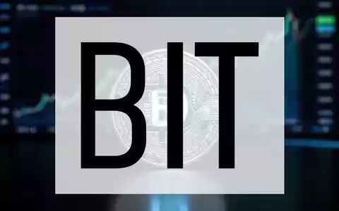 Eine stilisierte, leuchtende Kryptowährungsmünze mit subtilem Bit Digital-Logo auf einer dunklen Fläche vor einem steigenden digitalen Chart. - Foto: über boerse-global.de